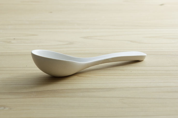 Kamoshika Ceramic Round Spoon, White