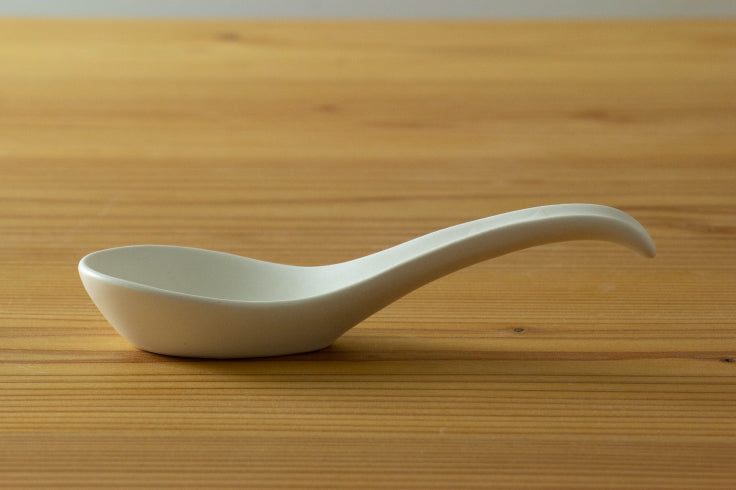Kamoshika Ceramic Flat Spoon, White
